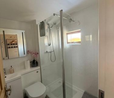 Uttoxeter Bed & Breakfast | 16 BENTLEY ROAD - Uttoxeter, ENTIRE HOLIDAY HOME, COSY ACCOMMODATION