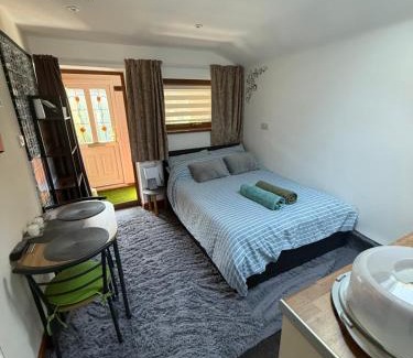 Uttoxeter Bed & Breakfast | 16 BENTLEY ROAD - Uttoxeter, ENTIRE HOLIDAY HOME, COSY ACCOMMODATION