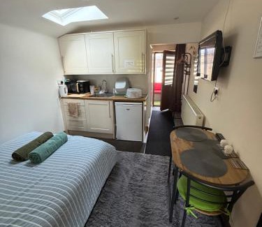 Uttoxeter Bed & Breakfast | 16 BENTLEY ROAD - Uttoxeter, ENTIRE HOLIDAY HOME, COSY ACCOMMODATION