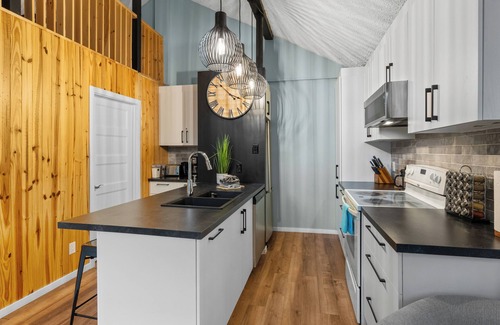 Sainte-Lucie-des-Laurentides Ski Chalet | Relax at Le Petit Caribou: Spa Chalet by the Beach