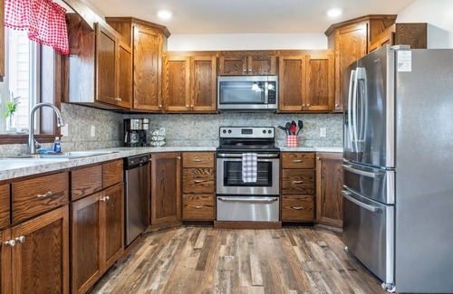 Town of Milo House | 16 Guest | Game Room | Sauna | Firepit | Wineries