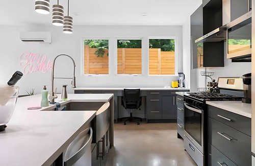 Blackshear-Prospect Hill House | 16 Guest Home w Outdoor Lounge and Rooftop Patio