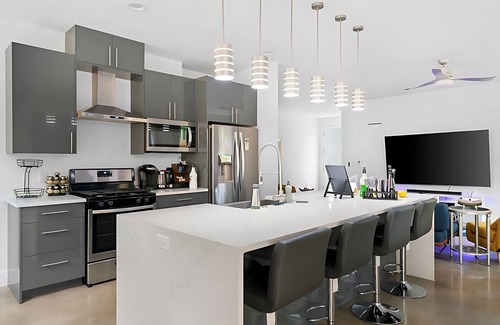 Blackshear-Prospect Hill House | Ideal 16 Guest Home with Rooftop Patio & Outdoor Lounge