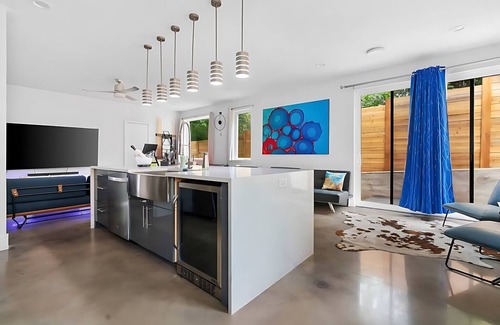 Blackshear-Prospect Hill House | Ideal 16 Guest Home with Rooftop Patio & Outdoor Lounge