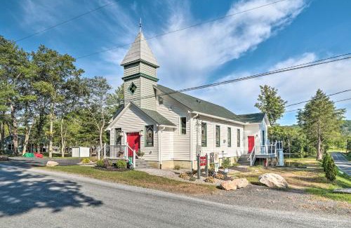 Brodheadsville Villa | Scenic Saylorsburg Villa with Dock & Spa Near Skiing