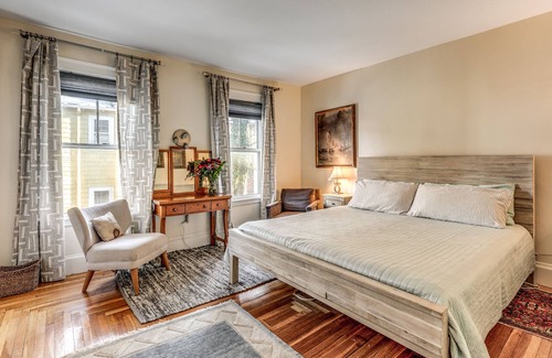 Newton Corner House | Spacious 16 Room House on Boston City Line - Pet Friendly