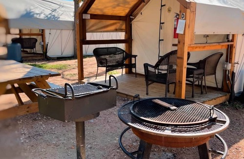 Prairie Lea Cabin | Inviting Son's River Ranch - Glamping Cabin with Pool & Spa