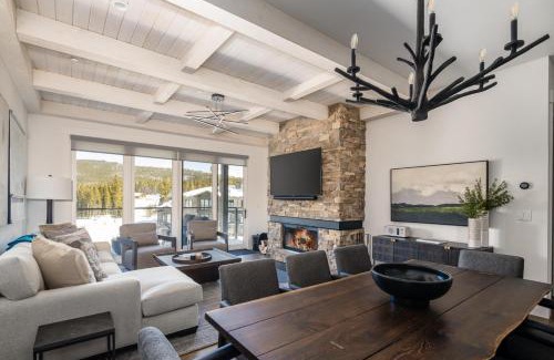 Big Sky House | Beautiful 16 Wildwood by Moonlight Basin with Hot Tub