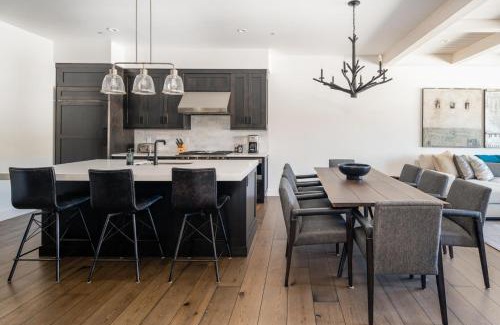 Big Sky House | Beautiful 16 Wildwood by Moonlight Basin with Hot Tub