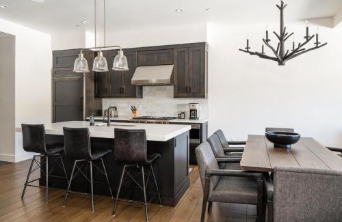 Big Sky House | Beautiful 16 Wildwood by Moonlight Basin with Hot Tub