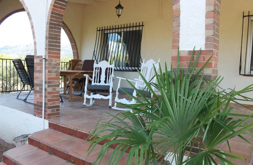 Molinell House | Spacious 4-Bedroom Bungalow with Private Pool & Pet Friendly