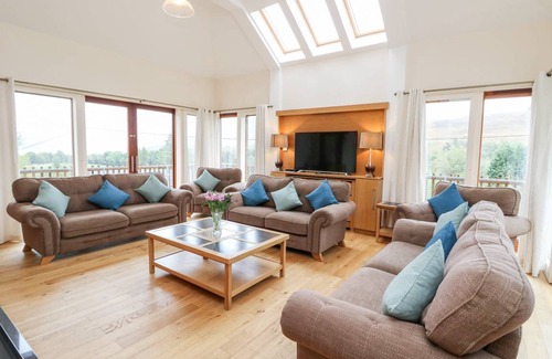 Lochearnhead Cottage | Spacious 5-Bedroom Cottage for Family Getaways