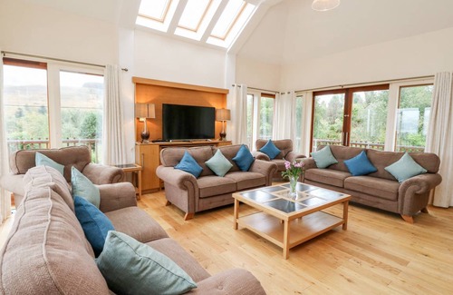 Lochearnhead Cottage | Spacious 5-Bedroom Cottage for Family Getaways