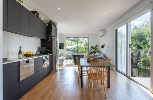 Yallingup House | Steps to the Beach: Top-Rated Stay with Ocean View
