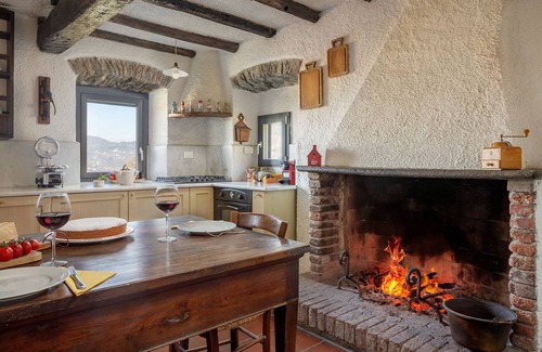 Vezzano Ligure House | Relaxing Farmhouse with Pool & Ocean Views - Pet Friendly