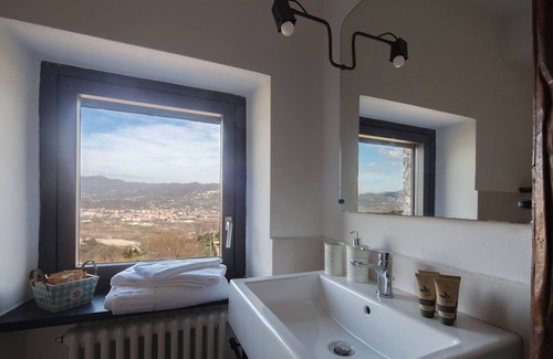 Vezzano Ligure House | Relaxing Farmhouse with Pool & Ocean Views - Pet Friendly