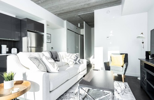Downtown Winnipeg Condo | Downtown Glasshouse: 1 Bdr with Fast WiFi & Great Amenities
