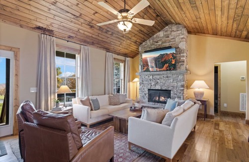 Seven Devils Cabin | Inviting Mountain View House with Spa & Child-Friendly Amenities