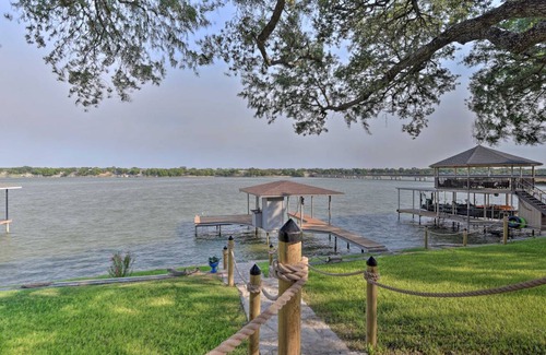 Granbury House | Spacious Family Retreat with Fireplace & 10/10 Guest Rating