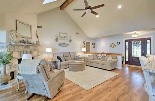 Granbury House | Spacious Family Retreat with Fireplace & 10/10 Guest Rating