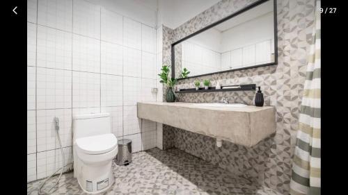 Khlong Ton Sai Apartment | Family-Friendly 168 House 3B Steps from BTS Iconsiam