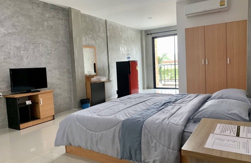 Phatthana Nikhom Hotel | Budget-Friendly 168 Pattana with Family Amenities & Dining