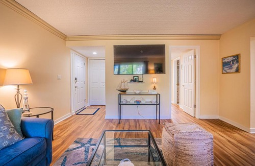 South Beach House | Renovated Bluff Villas: Family-Friendly Retreat Near Salty Dog