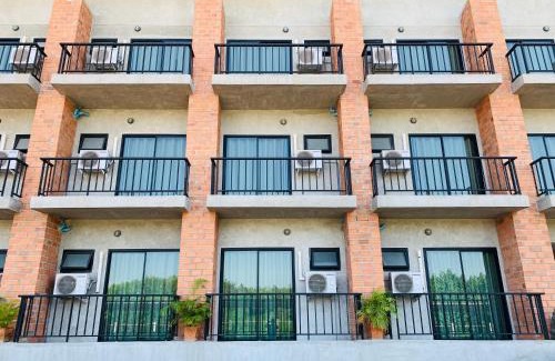 Phatthana Nikhom Hotel | Budget-Friendly 168Pattana with On-Site Dining