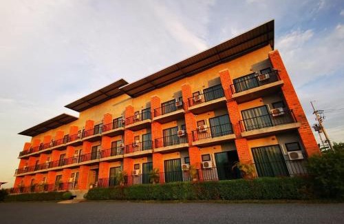Phatthana Nikhom Hotel | Budget-Friendly 168Pattana with On-Site Dining