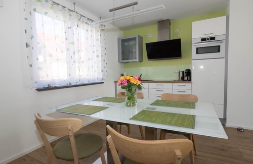Waiblingen Apartment | Highly Rated 16Lilien Apartmentwohnung with Family Amenities