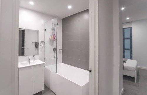 Mascot Apartment | Modern 2BR Apartment in Mascot with Free Parking & Pet-Friendly