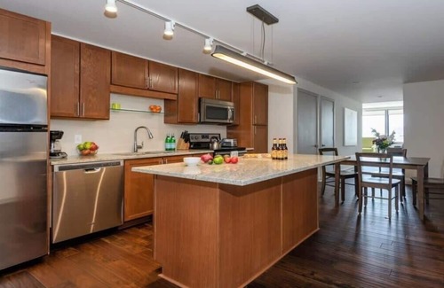 Downtown Dallas Apartment | Bold and Cozy Suites with Gym & Pet-Friendly Amenities