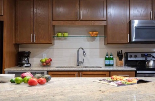 Downtown Dallas Apartment | Bold and Cozy Suites with Gym & Pet-Friendly Amenities