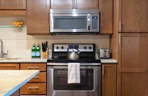 Downtown Dallas Apartment | Bold and Cozy Suites with Gym & Pet-Friendly Amenities