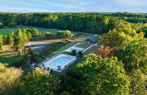 White Plains Cabin | Inviting 17-Bedroom Lodge for Retreats, Reunions & Weddings