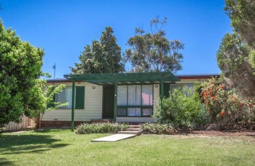 Carrickalinga House | Pet-Friendly Escape at 17 Broadbeach Drive, Rated 7.5/10