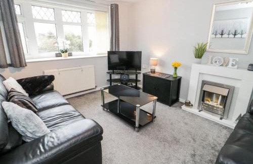 Llanfairpwllgwyngyll House | Explore 17 Ffordd Gwenllian: A Premier 4-Star Retreat