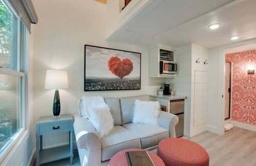 Groveoak House | Cozy Heartthrob Tiny Cottage with Spa & Kitchen Amenities