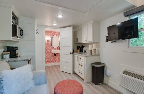 Groveoak House | Cozy Heartthrob Tiny Cottage with Spa & Kitchen Amenities