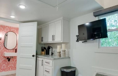 Groveoak House | Cozy Heartthrob Tiny Cottage with Spa & Kitchen Amenities