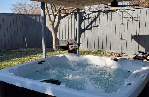 Richardson House | Relaxing Richardson Retreat with Hot Tub Near Dallas