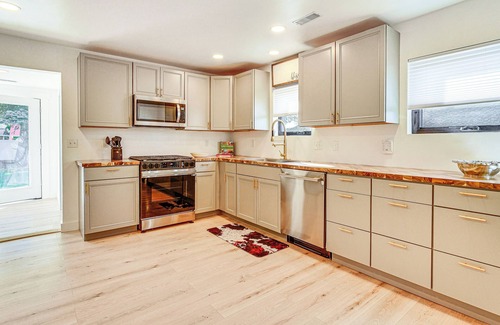 Midway House | 17 Mi to Sundance Mtn: Home w/Shared Yard