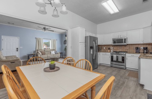 Prattville House | 17 Springs/RTJ Golf/Saltwater Pool/Sleeps 8