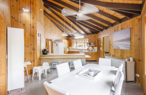 Yamba House | Guest Rated 10/10: 17 The Peninsula, Yamba with Pool & Pets