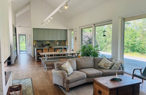 Ingaro House | Spacious 4-Bedroom House for Families and Pets Welcome