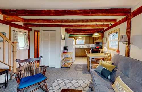 North Freedom Cottage | Cozy Cottage Retreat near Devil's Lake with Pool & Grill