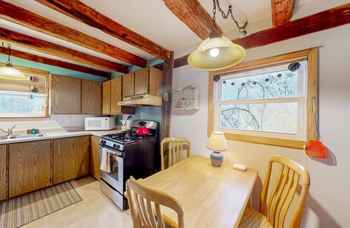 North Freedom Cottage | Cozy Cottage Retreat near Devil's Lake with Pool & Grill