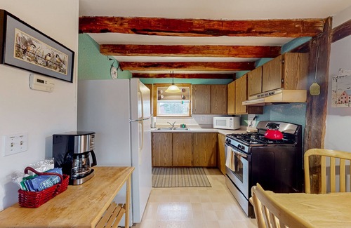 North Freedom Cottage | Cozy Cottage Retreat near Devil's Lake with Pool & Grill