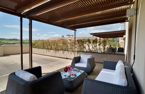 San Casciano dei Bagni Apartment | Spacious Getaway with Panoramic Terrace & Private Pool