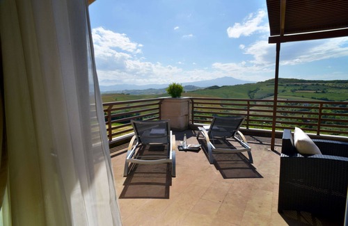 San Casciano dei Bagni Apartment | Spacious Getaway with Panoramic Terrace & Private Pool